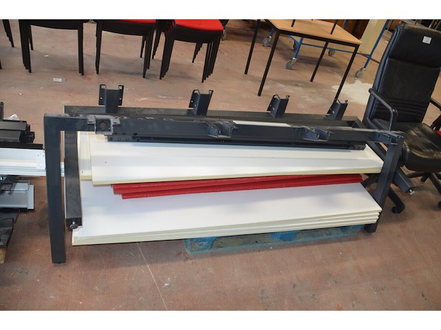 Bureel (gedemonteerd) bestaande uit: 4 tafelbladen met 3 onderstellen, 4 pc beugels, 8 scheidingswanden, 2 bureelstoelen, tafel 100x60x85 cm met stoel zwarte zit - afbeelding 8 van  18