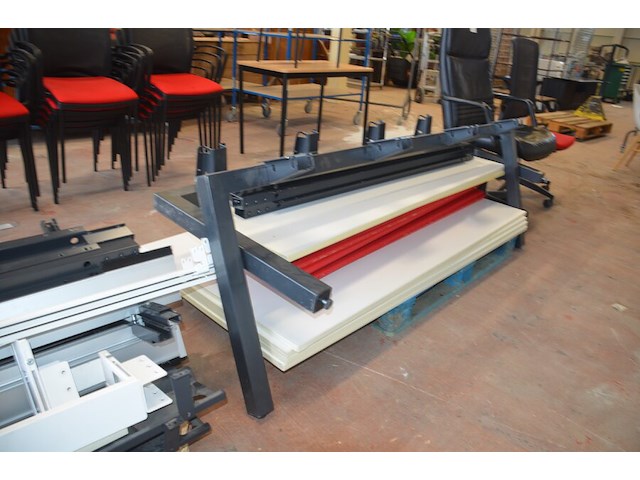 Bureel (gedemonteerd) bestaande uit: 4 tafelbladen met 3 onderstellen, 4 pc beugels, 8 scheidingswanden, 2 bureelstoelen, tafel 100x60x85 cm met stoel zwarte zit - afbeelding 9 van  18