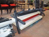 Bureel (gedemonteerd) bestaande uit: 4 tafelbladen met 3 onderstellen, 4 pc beugels, 8 scheidingswanden, 2 bureelstoelen, tafel 100x60x85 cm met stoel zwarte zit - afbeelding 9 van  18
