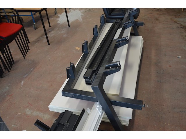 Bureel (gedemonteerd) bestaande uit: 4 tafelbladen met 3 onderstellen, 4 pc beugels, 8 scheidingswanden, 2 bureelstoelen, tafel 100x60x85 cm met stoel zwarte zit - afbeelding 10 van  18