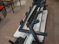 Bureel (gedemonteerd) bestaande uit: 4 tafelbladen met 3 onderstellen, 4 pc beugels, 8 scheidingswanden, 2 bureelstoelen, tafel 100x60x85 cm met stoel zwarte zit - afbeelding 10 van  18