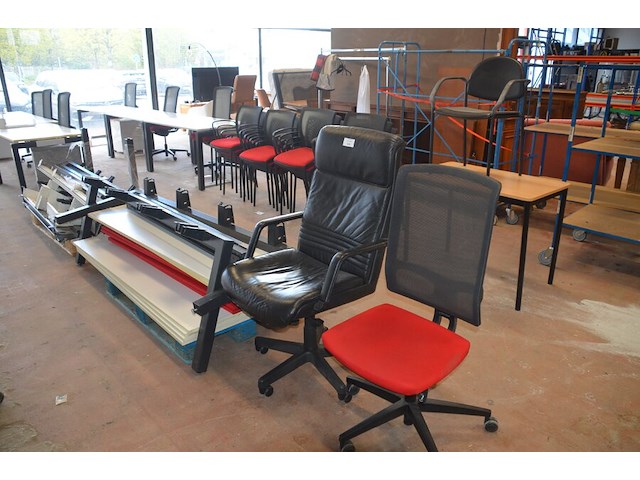 Bureel (gedemonteerd) bestaande uit: 4 tafelbladen met 3 onderstellen, 4 pc beugels, 8 scheidingswanden, 2 bureelstoelen, tafel 100x60x85 cm met stoel zwarte zit - afbeelding 1 van  18