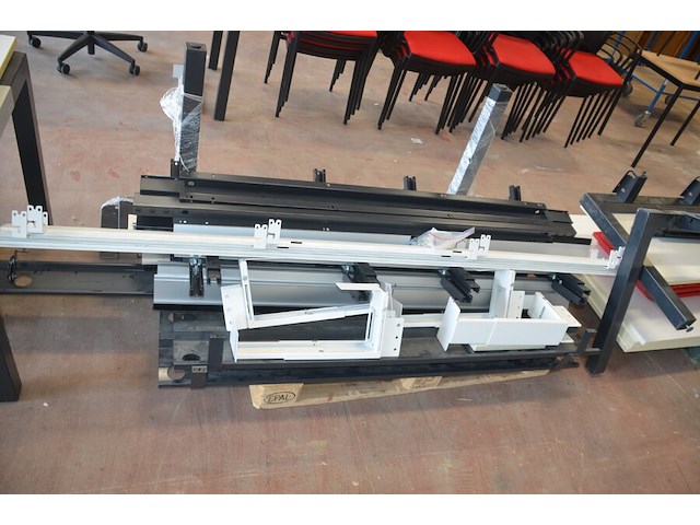 Bureel (gedemonteerd) bestaande uit: 4 tafelbladen met 3 onderstellen, 4 pc beugels, 8 scheidingswanden, 2 bureelstoelen, tafel 100x60x85 cm met stoel zwarte zit - afbeelding 11 van  18