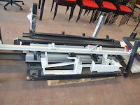 Bureel (gedemonteerd) bestaande uit: 4 tafelbladen met 3 onderstellen, 4 pc beugels, 8 scheidingswanden, 2 bureelstoelen, tafel 100x60x85 cm met stoel zwarte zit - afbeelding 11 van  18