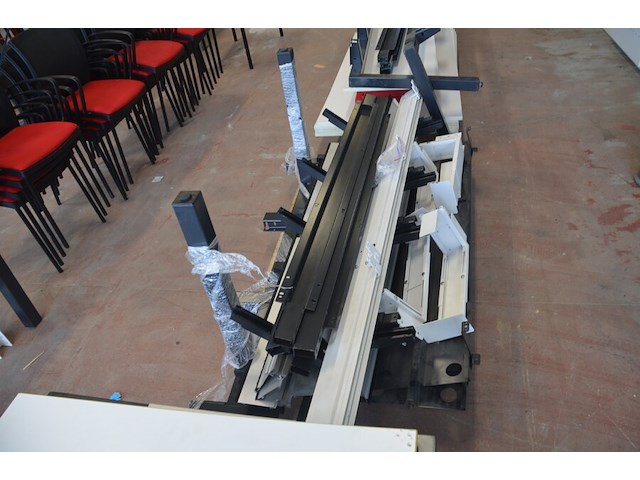 Bureel (gedemonteerd) bestaande uit: 4 tafelbladen met 3 onderstellen, 4 pc beugels, 8 scheidingswanden, 2 bureelstoelen, tafel 100x60x85 cm met stoel zwarte zit - afbeelding 12 van  18