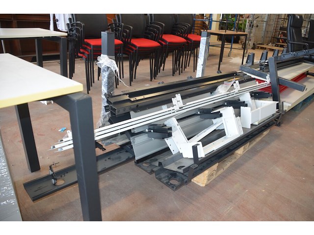 Bureel (gedemonteerd) bestaande uit: 4 tafelbladen met 3 onderstellen, 4 pc beugels, 8 scheidingswanden, 2 bureelstoelen, tafel 100x60x85 cm met stoel zwarte zit - afbeelding 13 van  18
