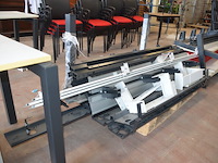 Bureel (gedemonteerd) bestaande uit: 4 tafelbladen met 3 onderstellen, 4 pc beugels, 8 scheidingswanden, 2 bureelstoelen, tafel 100x60x85 cm met stoel zwarte zit - afbeelding 13 van  18