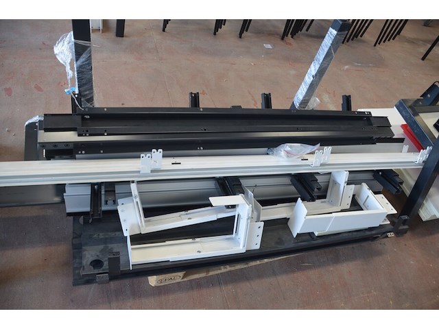 Bureel (gedemonteerd) bestaande uit: 4 tafelbladen met 3 onderstellen, 4 pc beugels, 8 scheidingswanden, 2 bureelstoelen, tafel 100x60x85 cm met stoel zwarte zit - afbeelding 14 van  18