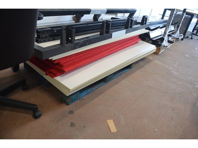 Bureel (gedemonteerd) bestaande uit: 4 tafelbladen met 3 onderstellen, 4 pc beugels, 8 scheidingswanden, 2 bureelstoelen, tafel 100x60x85 cm met stoel zwarte zit - afbeelding 15 van  18