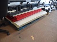 Bureel (gedemonteerd) bestaande uit: 4 tafelbladen met 3 onderstellen, 4 pc beugels, 8 scheidingswanden, 2 bureelstoelen, tafel 100x60x85 cm met stoel zwarte zit - afbeelding 15 van  18