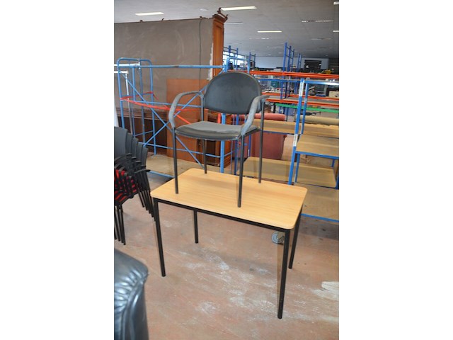 Bureel (gedemonteerd) bestaande uit: 4 tafelbladen met 3 onderstellen, 4 pc beugels, 8 scheidingswanden, 2 bureelstoelen, tafel 100x60x85 cm met stoel zwarte zit - afbeelding 16 van  18