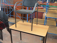 Bureel (gedemonteerd) bestaande uit: 4 tafelbladen met 3 onderstellen, 4 pc beugels, 8 scheidingswanden, 2 bureelstoelen, tafel 100x60x85 cm met stoel zwarte zit - afbeelding 16 van  18