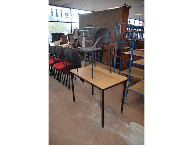 Bureel (gedemonteerd) bestaande uit: 4 tafelbladen met 3 onderstellen, 4 pc beugels, 8 scheidingswanden, 2 bureelstoelen, tafel 100x60x85 cm met stoel zwarte zit - afbeelding 17 van  18