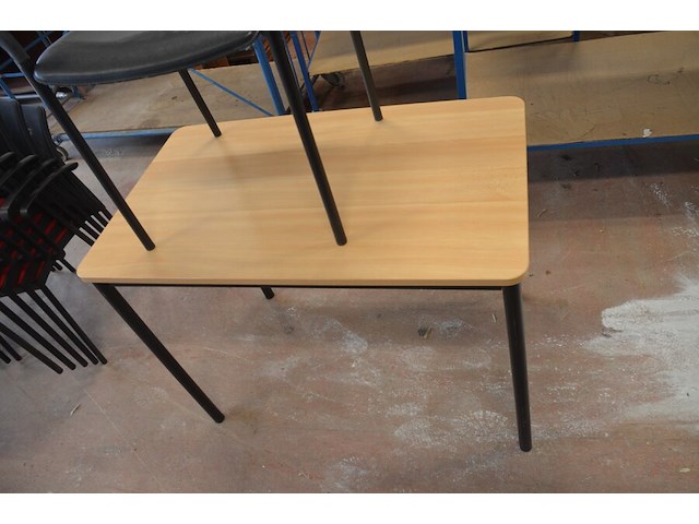 Bureel (gedemonteerd) bestaande uit: 4 tafelbladen met 3 onderstellen, 4 pc beugels, 8 scheidingswanden, 2 bureelstoelen, tafel 100x60x85 cm met stoel zwarte zit - afbeelding 18 van  18