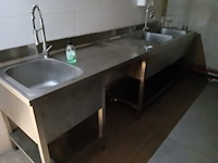 Bureel houten blad metalen onderstel afm. 140x90 , inox spoeltafel met mengkraan afm. 120x70 , inox spoeltafel met 2 spoelbakken en mengkraan ggm gastro afm. 160x70, 2 zeep dispensers, 2 papier dispensers (12,13,14,15,16)