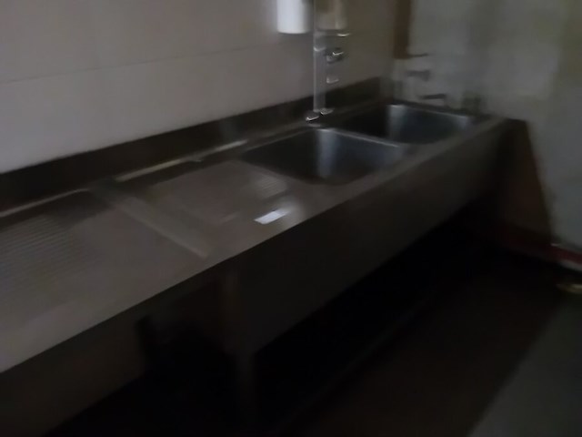 Bureel houten blad metalen onderstel afm. 140x90 , inox spoeltafel met mengkraan afm. 120x70 , inox spoeltafel met 2 spoelbakken en mengkraan ggm gastro afm. 160x70, 2 zeep dispensers, 2 papier dispensers (12,13,14,15,16) - afbeelding 2 van  7