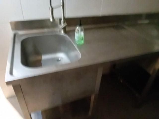 Bureel houten blad metalen onderstel afm. 140x90 , inox spoeltafel met mengkraan afm. 120x70 , inox spoeltafel met 2 spoelbakken en mengkraan ggm gastro afm. 160x70, 2 zeep dispensers, 2 papier dispensers (12,13,14,15,16) - afbeelding 3 van  7