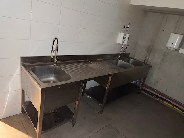 Bureel houten blad metalen onderstel afm. 140x90 , inox spoeltafel met mengkraan afm. 120x70 , inox spoeltafel met 2 spoelbakken en mengkraan ggm gastro afm. 160x70, 2 zeep dispensers, 2 papier dispensers (12,13,14,15,16) - afbeelding 4 van  7