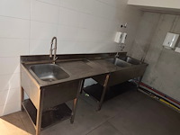 Bureel houten blad metalen onderstel afm. 140x90 , inox spoeltafel met mengkraan afm. 120x70 , inox spoeltafel met 2 spoelbakken en mengkraan ggm gastro afm. 160x70, 2 zeep dispensers, 2 papier dispensers (12,13,14,15,16) - afbeelding 4 van  7