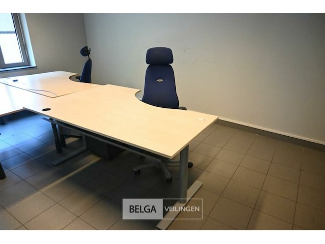 Bureel met bureelstoel - afbeelding 1 van  1