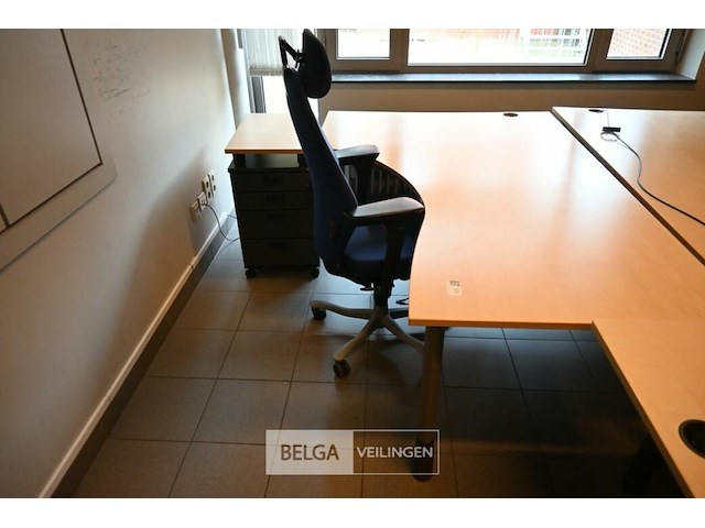 Bureel met bureelstoel - afbeelding 1 van  4