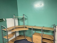 Bureel met computertafel