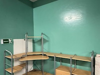 Bureel met computertafel