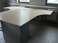 Bureel met ladenblok - afbeelding 1 van  1