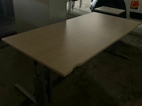 Bureel met metalen onderstel - afbeelding 1 van  1