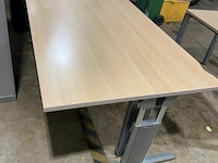 Bureel met metalen onderstel - afbeelding 1 van  1