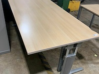 Bureel met metalen onderstel - afbeelding 1 van  2