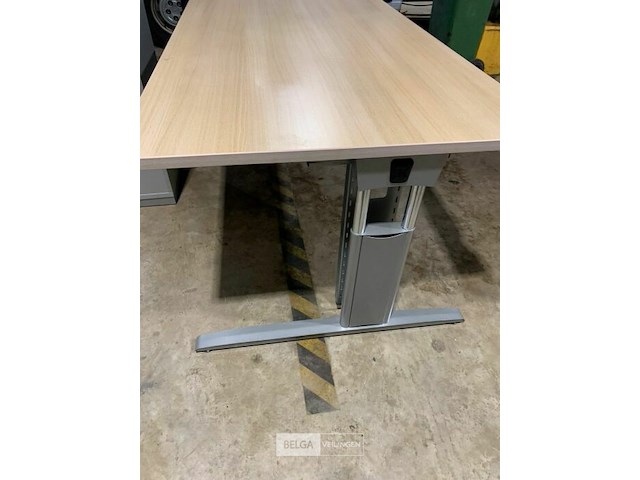 Bureel met metalen onderstel - afbeelding 2 van  2