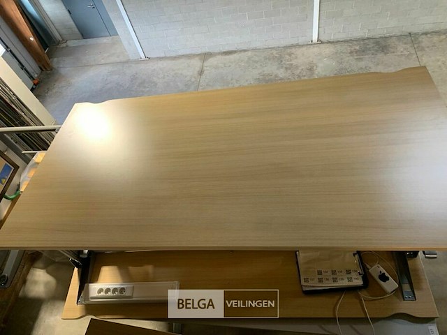 Bureel met metalen onderstel - afbeelding 1 van  1