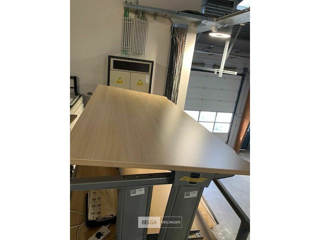 Bureel met metalen onderstel - afbeelding 1 van  1