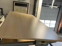 Bureel met metalen onderstel - afbeelding 1 van  1