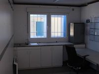 Bureelcontainer pl 6x3, vv dagramen, 2 deuren, keukentje, ijskastje, tafels, 2 stoelen, radiator - afbeelding 3 van  6