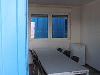 Bureelcontainer plm 3x4 vv dagramen, 2 tafels, 6 stoelen, kast en koelkastje - afbeelding 3 van  5