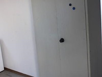 Bureelcontainer plm 3x4 vv dagramen, 2 tafels, 6 stoelen, kast en koelkastje - afbeelding 4 van  5