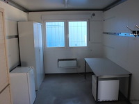 Bureelcontainer plm 6x3m, 2 deuren, dagramen, tafel, kast, ijskastje en radiator - afbeelding 3 van  4