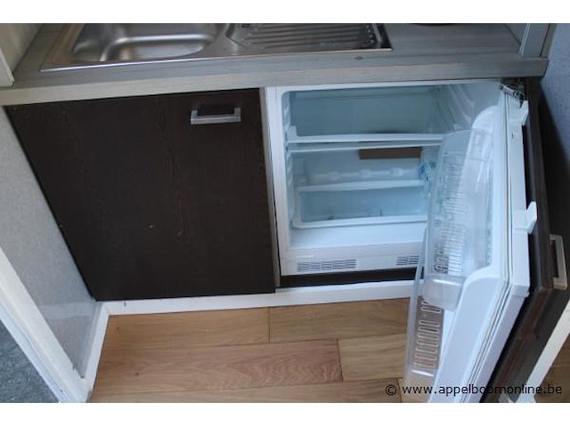 Bureelcontainer plm 6x3m, dagramen en grote raam, keukentje en ingericht als ontvangsttuimre - afbeelding 6 van  8