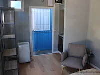 Bureelcontainer plm 6x3m, dagramen en grote raam, keukentje en ingericht als ontvangsttuimre - afbeelding 8 van  8