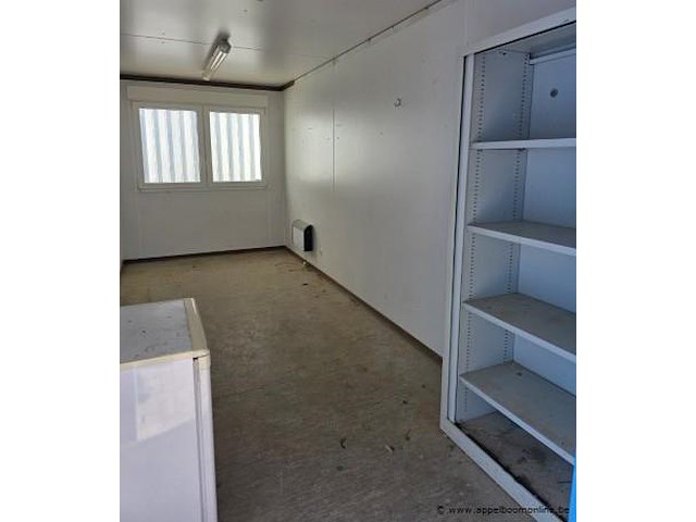 Bureelcontainer plm 6x3m, dagramen, tafel, kast, ijskastje en radiator - afbeelding 7 van  9