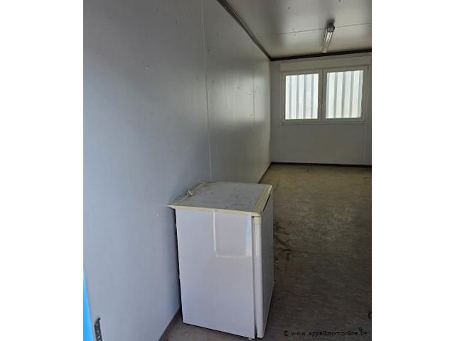 Bureelcontainer plm 6x3m, dagramen, tafel, kast, ijskastje en radiator - afbeelding 8 van  9