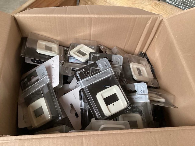 Busch-jaeger centraalplaat tae/uae/usb, inbouw, serie si, creme (63x) - afbeelding 1 van  4