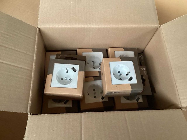 Busch-jaeger contactdoos met 1 x usb, polarwit (8x) - afbeelding 1 van  4