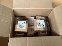 Busch-jaeger contactdoos met 1 x usb, polarwit (8x) - afbeelding 1 van  4