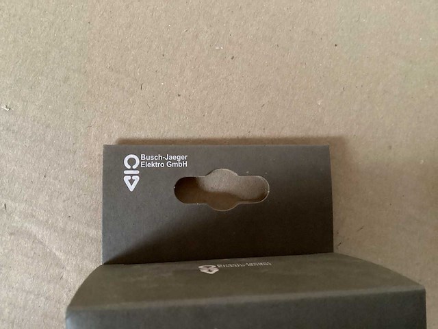 Busch-jaeger contactdoos met 1 x usb, polarwit (8x) - afbeelding 2 van  4