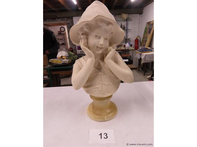 Buste meisje met hoed gemarkeerd - afbeelding 1 van  3
