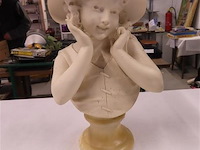 Buste meisje met hoed gemarkeerd