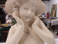 Buste meisje met hoed gemarkeerd - afbeelding 2 van  3